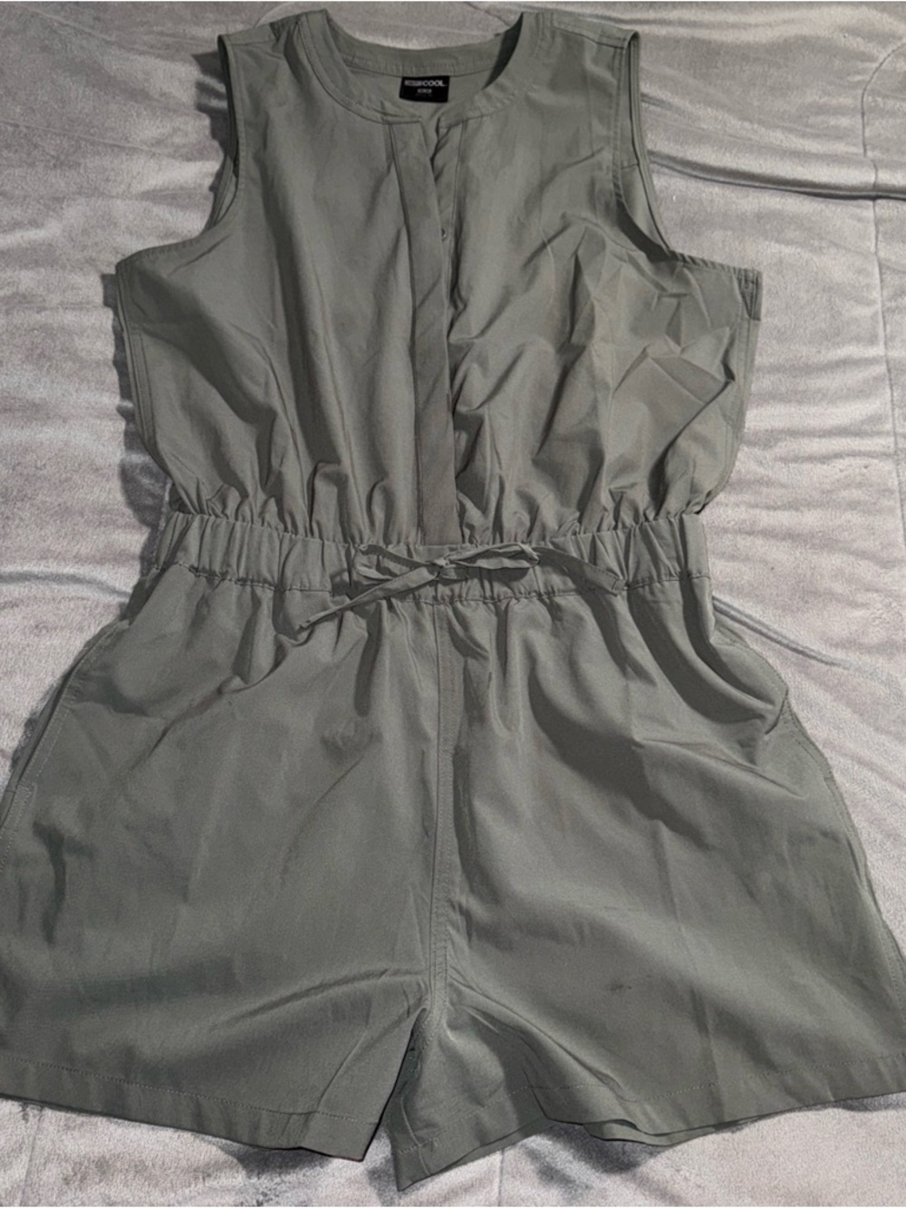 32° Cool Women's olive green shorts Romper with Snap Front Sz Medium